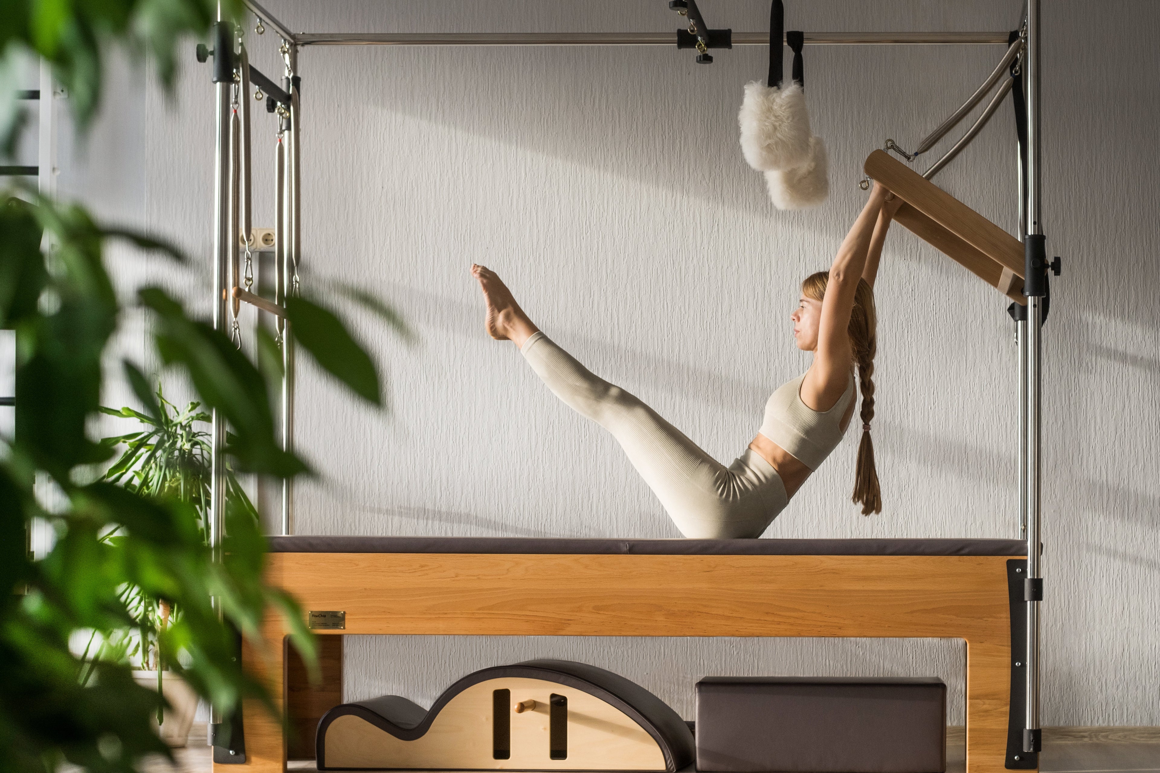 Cadillac avec une femme qui fait l'exercice